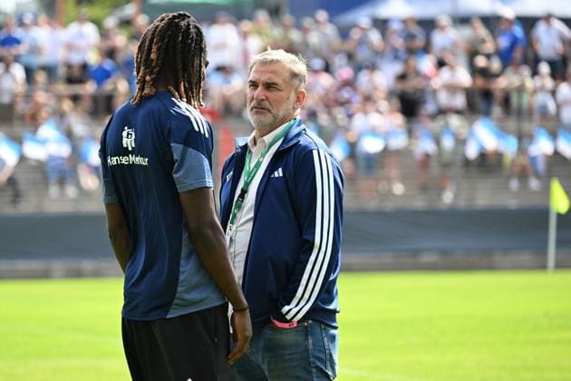16.08.2025, xjhx, Fussball DFB Pokal 1.Runde, FK Pirmasens - Hamburger SV v.l. Jordan Torunarigha (Hamburger SV), Vorstand Stefan Kuntz (Hamburger SV) (DFL DFB REGULATIONS PROHIBIT ANY USE OF PHOTOGRAPHS as IMAGE SEQUENCES and or QUASI-VIDEO) Pirmasens