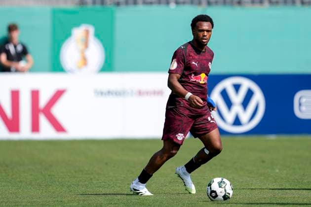 Lois Openda (RBL, 11), am Ball, Freisteller, Ganzkörper, Einzelbild, Einzelfoto, Aktion, Action, 16.08.2025, Sandhausen (Deutschland), Fussball, DFB-Pokal, 1. Runde, SV Sandhausen - RB Leipzig