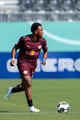 Lois Openda (RBL, 11), am Ball, Freisteller, Ganzkörper, Einzelbild, Einzelfoto, Aktion, Action, 16.08.2025, Sandhausen (Deutschland), Fussball, DFB-Pokal, 1. Runde, SV Sandhausen - RB Leipzig