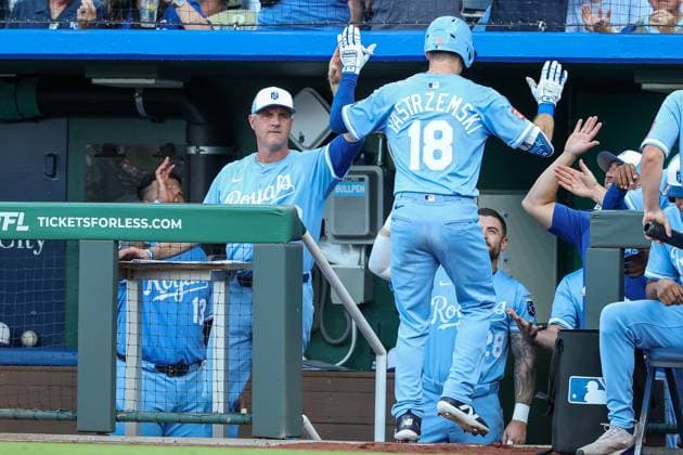 August 16, 2025: Kansas City Royals manager Matt Quatraro (33) congratulates right fielder Mike Yastrzemski (18) on his first inning solo home run against the Chicago White Sox at Kauffman Stadium in Kansas City, MO. CSM Kansas City United States of America - ZUMAc04_ 20250816_zma_c04_132 Copyright: xDavidxSmithx