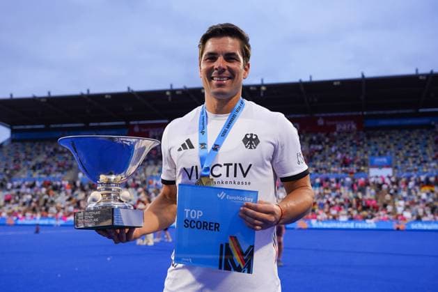 16.08.2025, xydrx, Herren EuroHockey Championship 2025, Finale, Niederlande - Deutschland, Sparkassenpark Mönchengladbach: Gonzalo Peillat (GER 16) feurt sich mit dem Pokal und der Auszeichnung zum Top Scorer des Turnieres Nordrhein-Westfahlen Deutschland *** 16 08 2025, xydrx, Mens EuroHockey Championship 2025, Final, Netherlands Germany, Sparkassenpark Mönchengladbach Gonzalo Peillat GER 16 celebrates with the trophy and the award for top scorer of the tournament North Rhine-Westphalia Germany