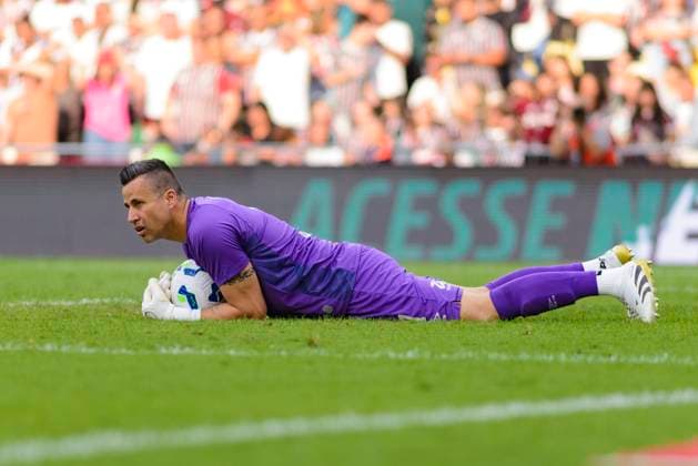 Rio de Janeiro, Brazil - August 16: Goalkeeper Fabio Deivson of Fluminense FC defends the ball during the Brasileirao Betano 2025 match between Fluminense and Fortaleza at Estadio do Maracana on August 16, 2025 in Rio de Janeiro, Brazil. (Photo by Wanderson Colino Eurasia Images) Rio de Janeiro Estadio do Maracana Rio de Janeiro Brazil *** Rio de Janeiro, Brazil August 16 Goalkeeper Fabio Deivson of Fluminense FC defends the ball during the Brasileirao Betano 2025 match between Fluminense and Fortaleza at Estadio do Maracana on August 16, 2025 in Rio de Janeiro, Brazil Photo by Wanderson Colino Eurasia Sport Images Rio de Janeiro Estadio do Maracana Rio de Janeiro Brazil Copyright: x x2025xEurasiaxSportxImagesx jp-en-EuSpIm-PHD_WAN_Fluminense_Fortaleza_16Aug2025_BR018