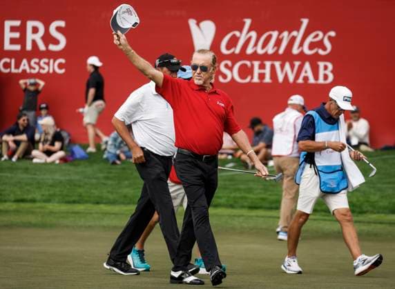 August 16, 2025, Calgary, Ab, CANADA: Miguel Angel Jimenez waves to the crowd on 18th green during the PGA, Golf Herren Tour Champions golf event in Calgary, Alta., Saturday, Aug. 16, 2025. Miguel Angel Jimenez  - ZUMAc35_ 20250816_zaf_c35_197 Copyright: xJeffxMcintoshx