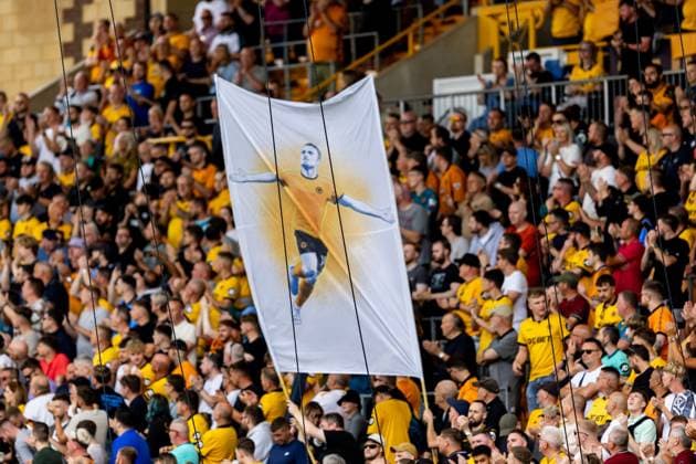 Wolverhampton Wanderers v Manchester City Premier League 16 08 2025. Diogo Jota banner unfurled by fans before the Premier League match between Wolverhampton Wanderers and Manchester City at Molineux, Wolverhampton, England on 16 August 2025. Wolverhampton Molineux West Midlands England Editorial use only DataCo restrictions apply See www.football-dataco.com , Copyright: xManjitxNarotrax PSI-22617-0151