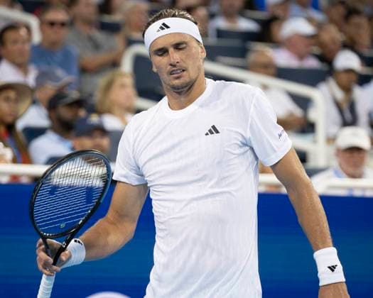 CINCINNATI, OH - AUGUST 16: Alexander Zverev (GER) appears to be dealing with not feeling well during the extremely hot and humid semifinals in the Cincinnati Open at the Lindner Family Tennis Center on August 16, 2025 in Mason, OH. (Photo by Shelley Lipton Icon Sportswire) TENNIS: AUG 16 Cincinnati Open EDITORIAL USE ONLY Icon250816668
