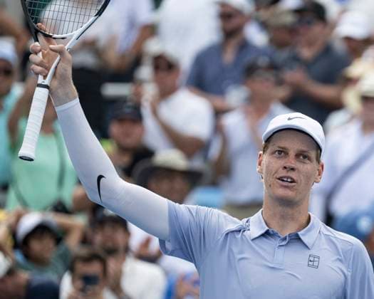 CINCINNATI, OH - AUGUST 16: Jannik Sinner (ITA) smiles and raises his racket, celebrating winning the match during the semifinals in the Cincinnati Open against TŽrence Atmane (FRA) at the Lindner Family Tennis Center on August 16, 2025 in Mason, OH. (Photo by Shelley Lipton Icon Sportswire) TENNIS: AUG 16 Cincinnati Open EDITORIAL USE ONLY Icon250816425
