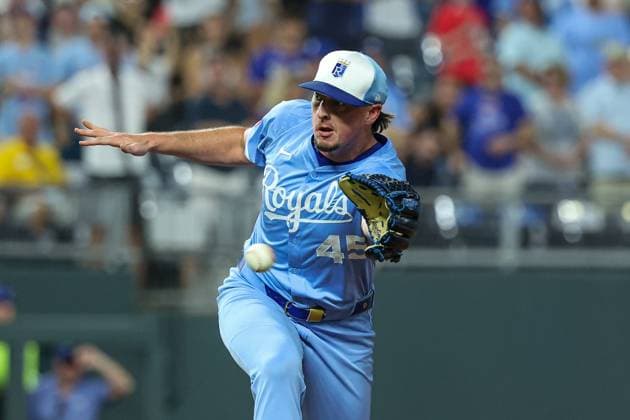 August 16, 2025: Kansas City Royals relief pitcher Taylor Clarke (45) can t reach a line drive single from Chicago White Sox s Edgar Quero (7) pinch hitting during the eighth inning at Kauffman Stadium in Kansas City, MO. CSM Kansas City United States of America - ZUMAc04_ 20250816_zma_c04_251 Copyright: xDavidxSmithx