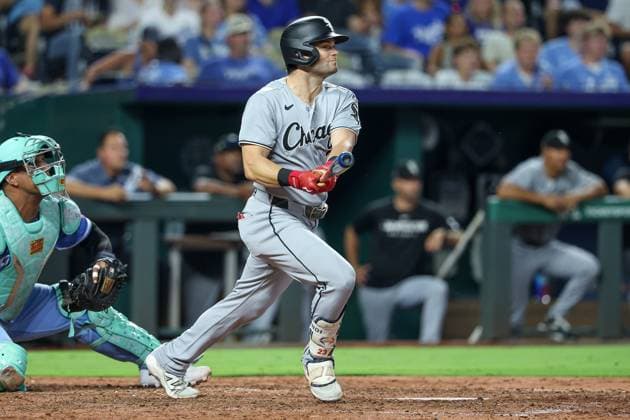 August 16, 2025: Chicago White Sox left fielder Andrew Benintendi (23) hits a two RBI double during the eighth inning against the Kansas City Royals at Kauffman Stadium in Kansas City, MO. CSM Kansas City United States of America - ZUMAc04_ 20250816_zma_c04_255 Copyright: xDavidxSmithx