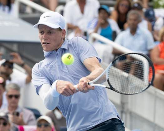 CINCINNATI, OH - AUGUST 16: Jannik Sinner (ITA) hits a backhand shot during the semifinals in the Cincinnati Open at the Lindner Family Tennis Center on August 16, 2025 in Mason, OH. (Photo by Shelley Lipton Icon Sportswire) TENNIS: AUG 16 Cincinnati Open EDITORIAL USE ONLY Icon250816342
