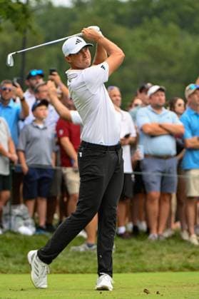 OWINGS MILLS, MD - AUGUST 16: Ludvig Aberg (SWE) watches his tee shot on 3 during the third round of the BMW Championship on August 16, 2025, at Caves Valley Golf Club, Owings Mills, Maryland. (Photo by Ken Murray Icon Sportswire) GOLF: AUG 16 PGA, Golf Herren FedEx Cup Playoffs - BMW Championship EDITORIAL USE ONLY Icon2508160093