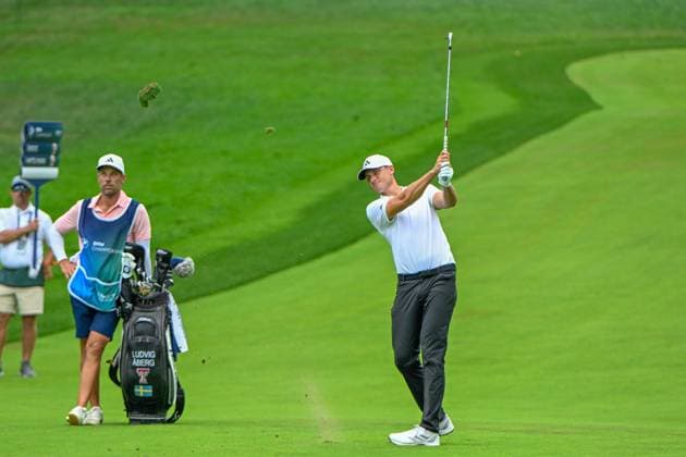 OWINGS MILLS, MD - AUGUST 16: Ludvig Aberg (SWE) watches his approach shot on 5 during the third round of the BMW Championship on August 16, 2025, at Caves Valley Golf Club, Owings Mills, Maryland. (Photo by Ken Murray Icon Sportswire) GOLF: AUG 16 PGA, Golf Herren FedEx Cup Playoffs - BMW Championship EDITORIAL USE ONLY Icon2508160123