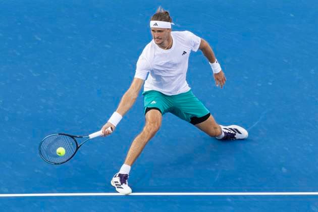August 16, 2025, Mason, Ohio, USA: Mason, Ohio; Cincinnati Open Tennis Tournament - 2025 08 15 - Alexander (Sasha) Zverev plays a ball against opponent Carlos Alcaraz. - ZUMAPress Mason USA - ZUMAn24_ 20250816_zaf_n24_161 Copyright: xWallyxNellx