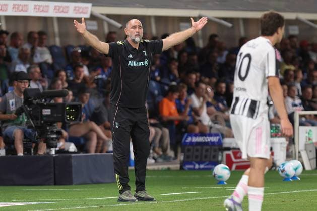 Atalanta BC vs Juventus FC Italy, Bergamo, 2025 08 16: Igor Tudor (Juventus manager) gives advices in the first half during soccer game Atalanta BC vs Juventus FC, Trofeo Achille e Cesare Bortolotti at Bergamo Stadium Bergamo Lombardy Italy Copyright: xFabrizioxAndreaxBertanix