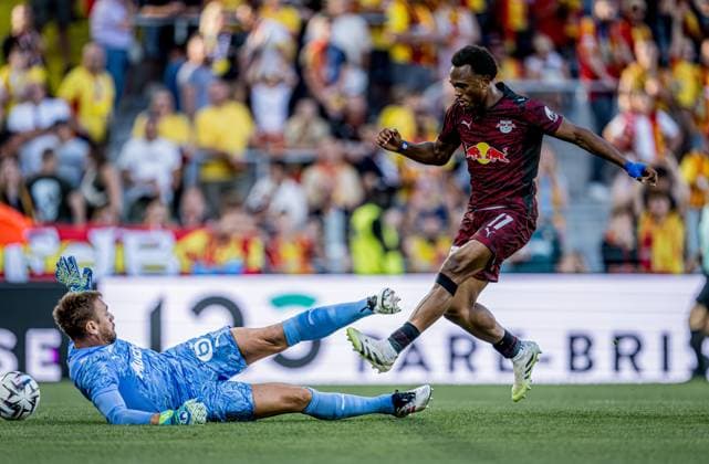 Leipzigs Lois Openda trifft zum 1:2. Fussball Testspiel RC Lens - RB Leipzig. 9. August 2025: Lens (Frankreich). Testspiel RC Lens - RB Leipzig