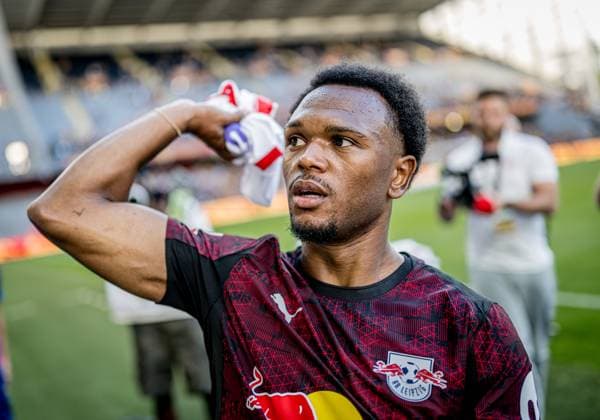 Leipzigs Lois Openda schenkt den Zuschauern Trikots. Fussball Testspiel RC Lens - RB Leipzig. 9. August 2025: Lens (Frankreich). Testspiel RC Lens - RB Leipzig