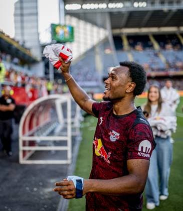 Leipzigs Lois Openda schenkt den Zuschauern Trikots. Fussball Testspiel RC Lens - RB Leipzig. 9. August 2025: Lens (Frankreich). Testspiel RC Lens - RB Leipzig
