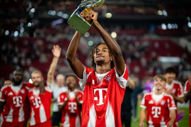 Franz-Beckenbauer-Supercup 2025, VfB Stuttgart - FC Bayern München; 16.08.2025 Franz-Beckenbauer Supercup: VfB Stuttgart - FC Bayern München; MHP Arena am 16.08.2025; Jonah Kusi Asare (41; FC Bayern München) mit dem Pokal Copyright: xBEAUTIFULxSPORTS Gelhardtx