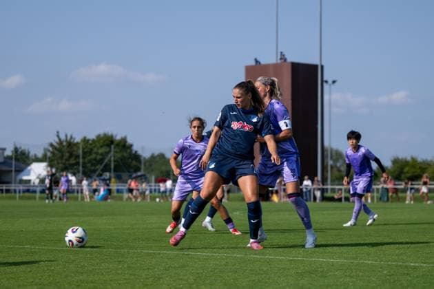 Melissa Koessler (TSG Hoffenheim, 25) im Zweikampf mit Jana Vojtekova (FC Basel, 20), GER, TSG 1899 Hoffenheim vs FC Basel, Fussball Frauen Bundesliga Testspiel, Saison 2025 2026, 16.08.2025 GER, TSG 1899 Hoffenheim vs FC Basel, Fussball Frauen Bundesliga Testspiel, Saison 2025 2026, 16.08.2025 St. Leon Copyright: xEibner-Pressefoto Memmlerx EP_MMR