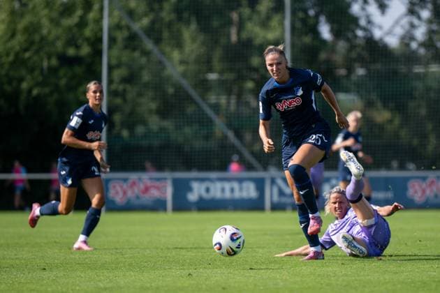 Melissa Koessler (TSG Hoffenheim, 25) im Zweikampf mit Jana Vojtekova (FC Basel, 20), GER, TSG 1899 Hoffenheim vs FC Basel, Fussball Frauen Bundesliga Testspiel, Saison 2025 2026, 16.08.2025 GER, TSG 1899 Hoffenheim vs FC Basel, Fussball Frauen Bundesliga Testspiel, Saison 2025 2026, 16.08.2025 St. Leon Copyright: xEibner-Pressefoto Memmlerx EP_MMR