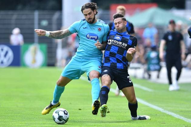 Fußball DFB-Pokal 1. Runde FC Viktoria Köln - SC Paderborn 07 am 17.08.2025 im Sportpark Höhenberg in Köln Lex-Tyger Lobinger ( Köln ), links - Marcel Hoffmeier ( Paderborn ), rechts DFB regulations prohibit any use of photographs as image sequences and or quasi-video.