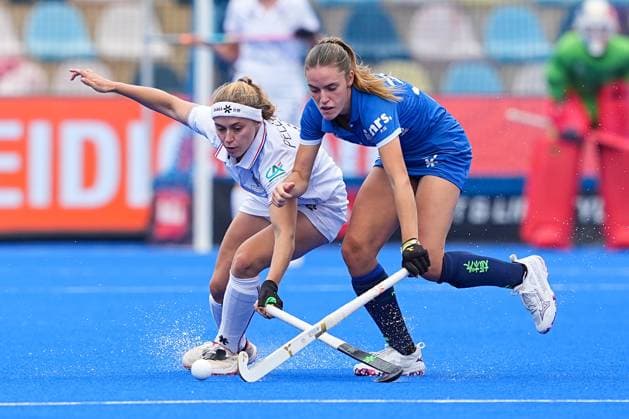 17.08.2025, xydrx, Frauen EuroHockey Championship 2025, Gruppe C, Frankreich - Schottland, Sparkassenpark Mönchengladbach: Marie-Alice Pelletier Rimbert (FRA 6) im Zweikampf gegen Ava Findlay (SCO 37) Nordrhein-Westfahlen Deutschland *** 17 08 2025, xydrx, Women EuroHockey Championship 2025, Group C, France Scotland, Sparkassenpark Mönchengladbach Marie Alice Pelletier Rimbert FRA 6 in duel against Ava Findlay SCO 37 North Rhine-Westphalia Germany