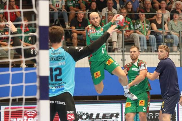 17.08.2025, xgox, Handball - Wartburg Cup SC Magdeburg - Skanderborg Handbold emspor, v.l. Tim Hornke (Magdeburg, 17) wirft Tor, Torschuetze, erzielt Tor, Treffer, scores the goal Eisenach