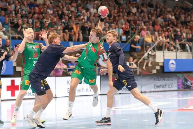 17.08.2025, xgox, Handball - Wartburg Cup SC Magdeburg - Skanderborg Handbold emspor, v.l. Felix Claar (Magdeburg, 7) wirft Tor, Torschuetze, erzielt Tor, Treffer, scores the goal Eisenach