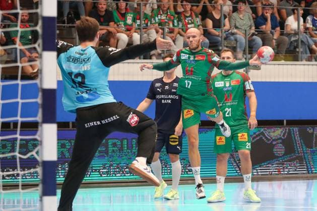 17.08.2025, xgox, Handball - Wartburg Cup SC Magdeburg - Skanderborg Handbold emspor, v.l. Tim Hornke (Magdeburg, 17) wirft Tor, Torschuetze, erzielt Tor, Treffer, scores the goal Eisenach