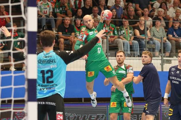 17.08.2025, xgox, Handball - Wartburg Cup SC Magdeburg - Skanderborg Handbold emspor, v.l. Tim Hornke (Magdeburg, 17) wirft Tor, Torschuetze, erzielt Tor, Treffer, scores the goal Eisenach
