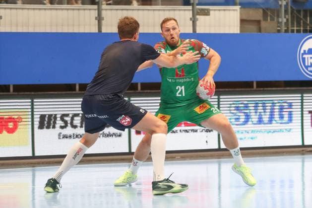17.08.2025, xgox, Handball - Wartburg Cup SC Magdeburg - Skanderborg Handbold emspor, v.l. Emil Laerke (Skanderborg, 15), Albin Lagergren (Magdeburg, 21) Zweikampf, Duell, Kampf, tackle Eisenach