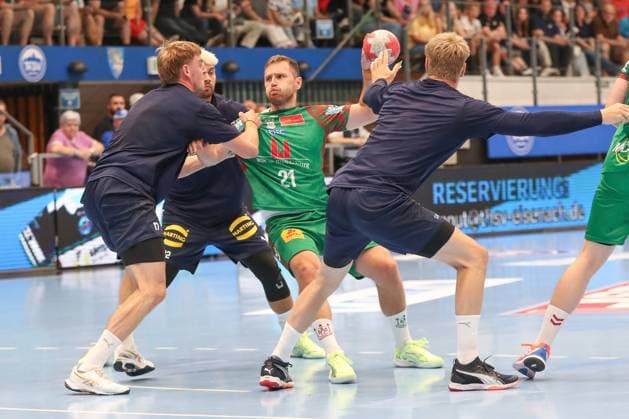 17.08.2025, xgox, Handball - Wartburg Cup SC Magdeburg - Skanderborg Handbold emspor, v.l. Andreas Sogaard (Skanderborg, 17), Albin Lagergren (Magdeburg, 21), Morten Kaalund (Skanderborg, 28) Zweikampf, Duell, Kampf, tackle Eisenach