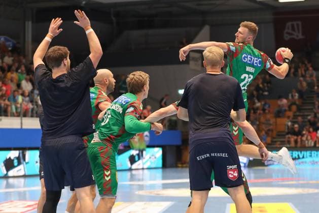 17.08.2025, xgox, Handball - Wartburg Cup SC Magdeburg - Skanderborg Handbold emspor, v.l. Philipp Weber (Magdeburg, 20) wirft Tor, Torschuetze, erzielt Tor, Treffer, scores the goal Eisenach