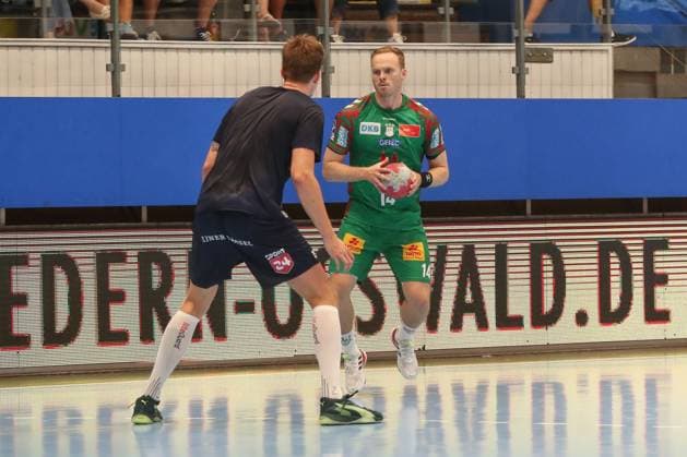 17.08.2025, xgox, Handball - Wartburg Cup SC Magdeburg - Skanderborg Handbold emspor, v.l. Emil Laerke (Skanderborg, 15), Omar Ingi Magnusson (Magdeburg, 14) Zweikampf, Duell, Kampf, tackle Eisenach