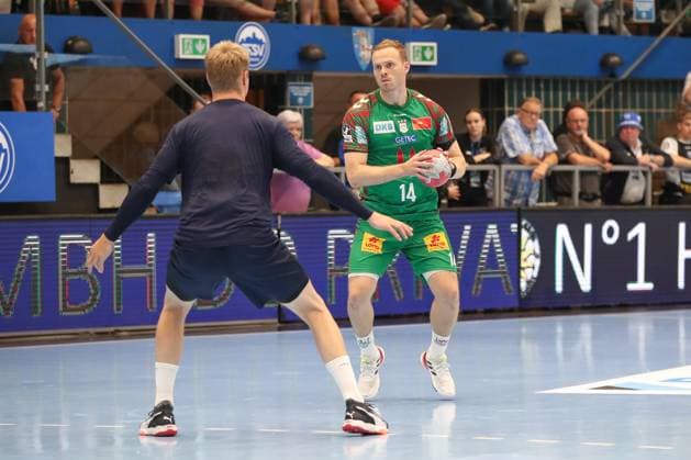 17.08.2025, xgox, Handball - Wartburg Cup SC Magdeburg - Skanderborg Handbold emspor, v.l. Andreas Sogaard (Skanderborg, 17), Omar Ingi Magnusson (Magdeburg, 14) Zweikampf, Duell, Kampf, tackle Eisenach
