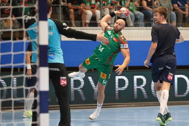 17.08.2025, xgox, Handball - Wartburg Cup SC Magdeburg - Skanderborg Handbold emspor, v.l. Oscar Bergendahl (Magdeburg, 54) wirft Tor, Torschuetze, erzielt Tor, Treffer, scores the goal Eisenach