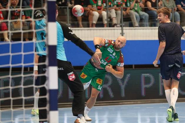 17.08.2025, xgox, Handball - Wartburg Cup SC Magdeburg - Skanderborg Handbold emspor, v.l. Oscar Bergendahl (Magdeburg, 54) wirft Tor, Torschuetze, erzielt Tor, Treffer, scores the goal Eisenach