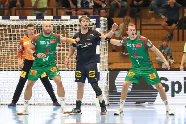 17.08.2025, xgox, Handball - Wartburg Cup SC Magdeburg - Skanderborg Handbold emspor, v.l. Oscar Bergendahl (Magdeburg, 54), Morten Kaalund (Skanderborg, 28), Felix Claar (Magdeburg, 7) Zweikampf, Duell, Kampf, tackle Eisenach