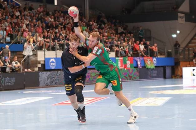 17.08.2025, xgox, Handball - Wartburg Cup SC Magdeburg - Skanderborg Handbold emspor, v.l. Morten Kaalund (Skanderborg, 28), Felix Claar (Magdeburg, 7) Zweikampf, Duell, Kampf, tackle Eisenach