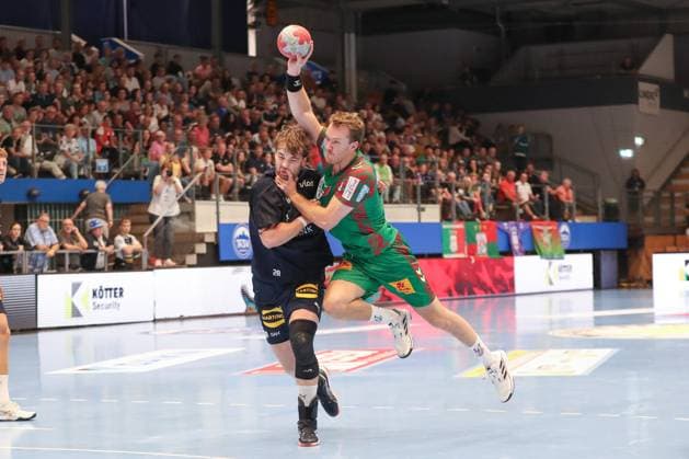 17.08.2025, xgox, Handball - Wartburg Cup SC Magdeburg - Skanderborg Handbold emspor, v.l. Morten Kaalund (Skanderborg, 28), Felix Claar (Magdeburg, 7) Zweikampf, Duell, Kampf, tackle Eisenach