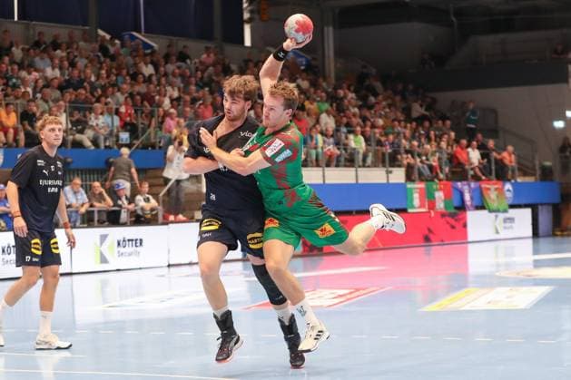 17.08.2025, xgox, Handball - Wartburg Cup SC Magdeburg - Skanderborg Handbold emspor, v.l. Morten Kaalund (Skanderborg, 28), Felix Claar (Magdeburg, 7) Zweikampf, Duell, Kampf, tackle Eisenach