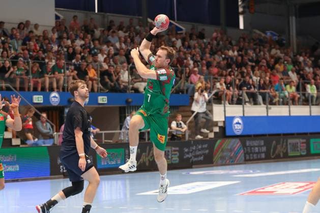 17.08.2025, xgox, Handball - Wartburg Cup SC Magdeburg - Skanderborg Handbold emspor, v.l. Felix Claar (Magdeburg, 7) wirft Tor, Torschuetze, erzielt Tor, Treffer, scores the goal Eisenach