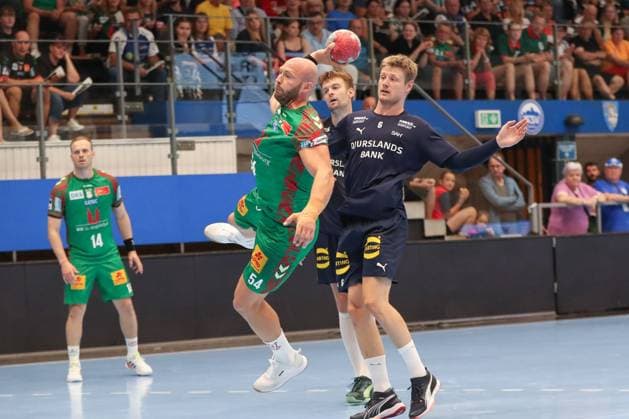 17.08.2025, xgox, Handball - Wartburg Cup SC Magdeburg - Skanderborg Handbold emspor, v.l. Oscar Bergendahl (Magdeburg, 54) wirft Tor, Torschuetze, erzielt Tor, Treffer, scores the goal Eisenach