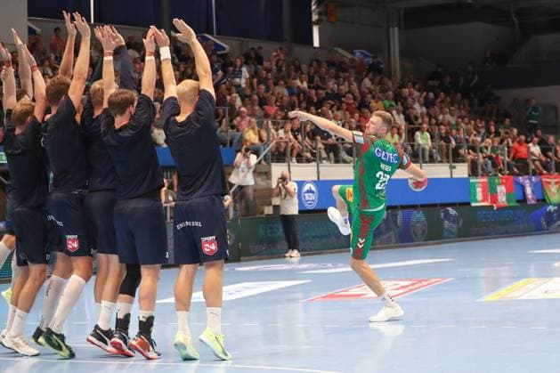 17.08.2025, xgox, Handball - Wartburg Cup SC Magdeburg - Skanderborg Handbold emspor, v.l. Philipp Weber (Magdeburg, 20) wirft ueber die Abwehr Eisenach
