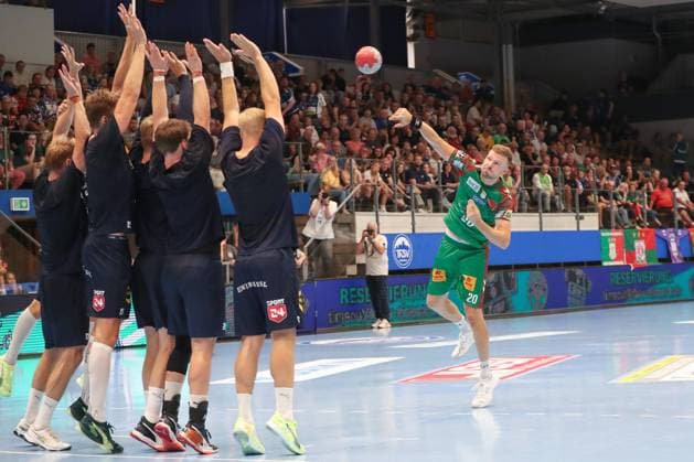 17.08.2025, xgox, Handball - Wartburg Cup SC Magdeburg - Skanderborg Handbold emspor, v.l. Philipp Weber (Magdeburg, 20) wirft ueber die Abwehr Eisenach