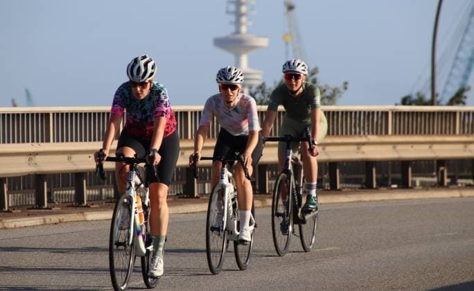 Radrennen ADAC Cyclassics in Hamburg: Teilnehmer und Teilnehmerinnen auf der Jedermann-Strecke über 110 Kilometer.