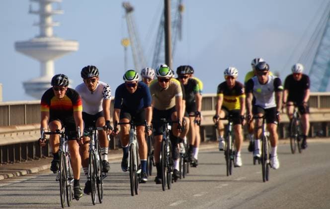 Radrennen ADAC Cyclassics in Hamburg: Teilnehmer und Teilnehmerinnen auf der Jedermann-Strecke über 110 Kilometer.