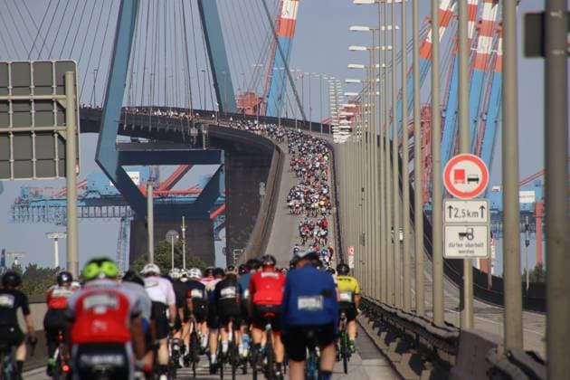 Radrennen ADAC Cyclassics in Hamburg: Teilnehmer und Teilnehmerinnen auf der Jedermann-Strecke über 110 Kilometer überqueren die Köhlbrandbrücke.