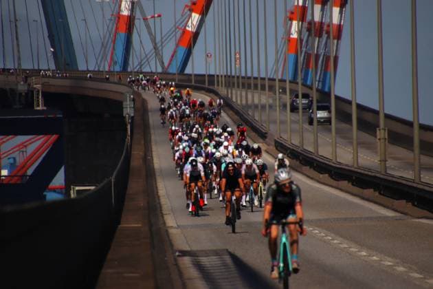 Radrennen ADAC Cyclassics in Hamburg: Teilnehmer und Teilnehmerinnen auf der Jedermann-Strecke über 110 Kilometer überqueren die Köhlbrandbrücke.
