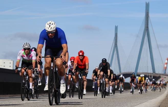 Radrennen ADAC Cyclassics in Hamburg: Teilnehmer und Teilnehmerinnen auf der Jedermann-Strecke über 110 Kilometer überqueren die Köhlbrandbrücke.