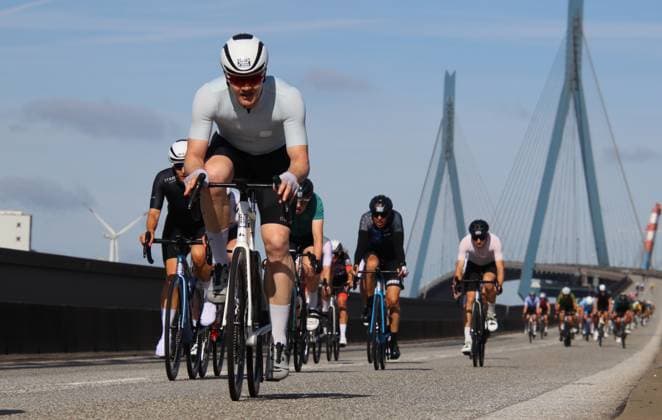 Radrennen ADAC Cyclassics in Hamburg: Teilnehmer und Teilnehmerinnen auf der Jedermann-Strecke über 110 Kilometer überqueren die Köhlbrandbrücke.
